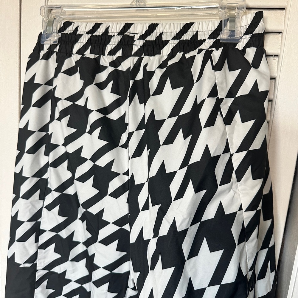 NEW PUMA Stylish Black and White Houndstooth Athletic Windbreaker Joggers - Picture 10 of 16